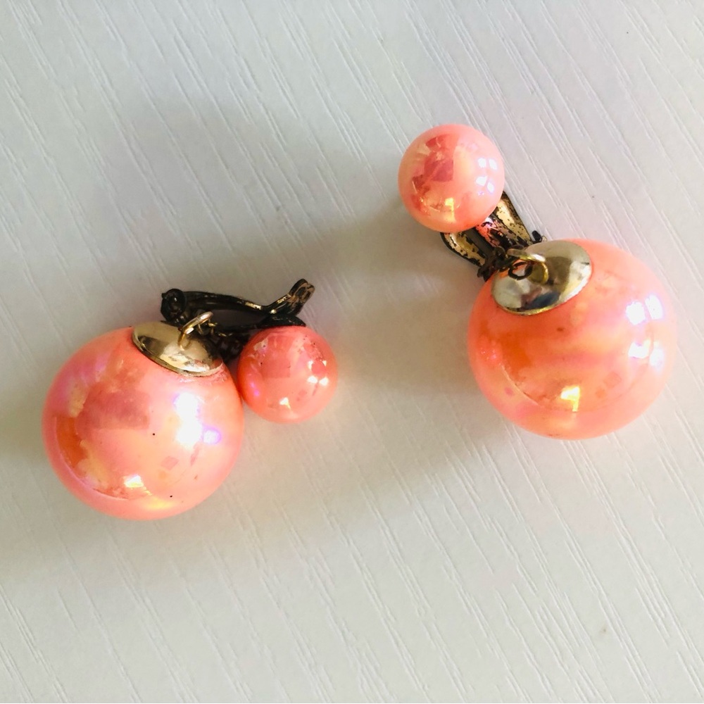 VTG 1960s drop earrings, XLG opalescent peach Pearl on chain clip on Lightweight - Picture 7 of 9